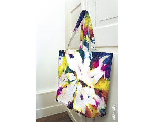 Tasche mit Batikmuster hängt an einer Tür