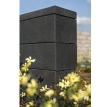 Pilier en blocs de béton dans le jardin