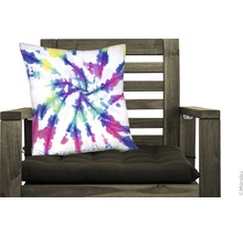 Dekokissen mit Batikmuster auf einem Holzstuhl