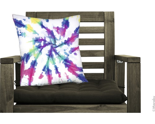 Dekokissen mit Batikmuster auf einem Holzstuhl