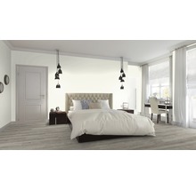 Helles Schlafzimmer mit Bett, Nachttischen, Lampen und Schreibtisch