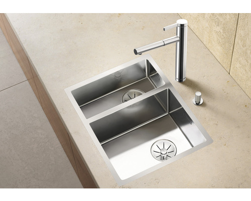 Évier avec deux cuves et robinet