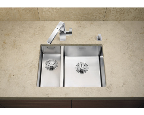 Edelstahlspüle mit Armatur auf einer Arbeitsplatte