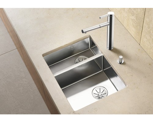 Edelstahlspüle mit zwei Becken und Armatur