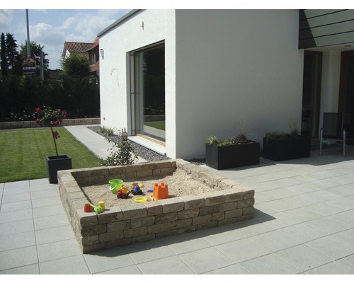 Extérieur avec bac à sable, jardinières et terrasse