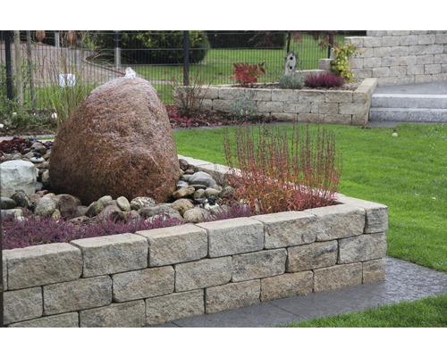 Jardin avec mur en pierre naturelle, fontaine et plantations