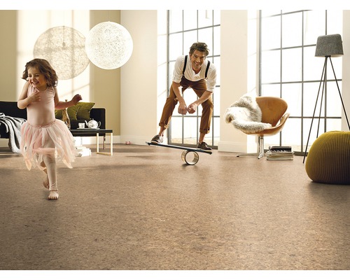 Salon avec sol en liège, fillette jouant et homme sur une planche d''équilibre