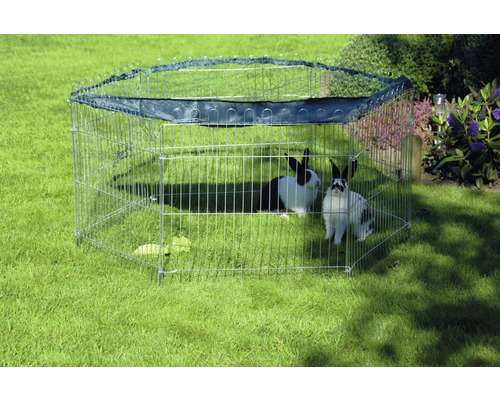 Freilaufgehege aus Metall mit zwei Kaninchen im Garten