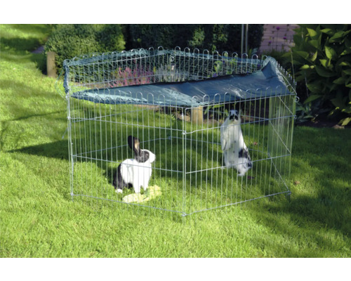 Freilaufgehege mit Abdeckung und zwei Kaninchen im Garten