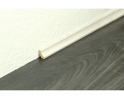 Plinthe en bois sur le mur