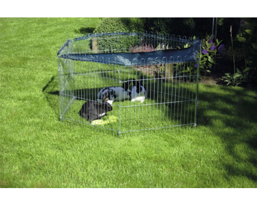 Kleintiergehege aus Metall mit Sonnenschutz und Kaninchen im Garten