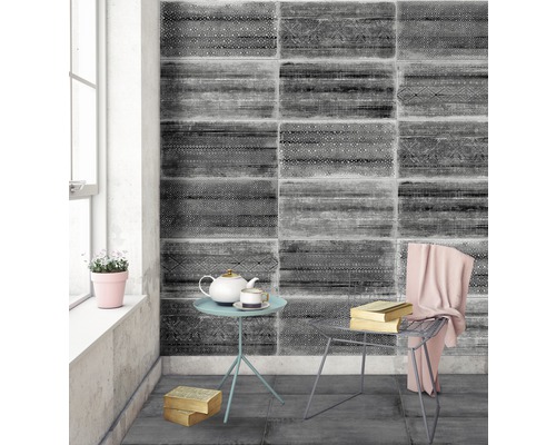 Raumansicht mit Fliesen in Holzoptik, Tisch, Stuhl und Dekoration