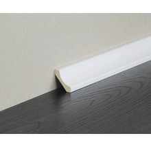 Plinthe blanche sur un mur et un plancher en bois foncé