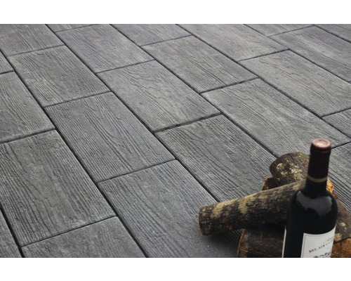 Dalles de pavage aspect bois avec bouteille de vin et bûches