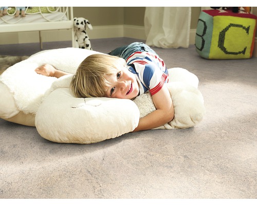 Chambre d''enfant avec sol en liège et enfant sur un coussin