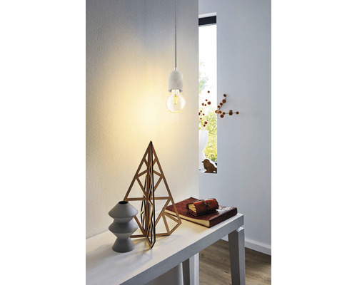 Photo d'intérieur avec suspension au-dessus d'une table avec décorations