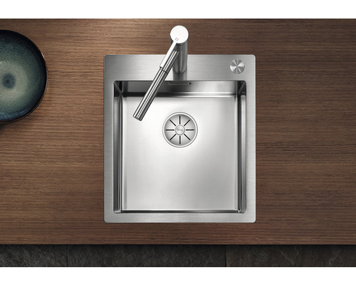 Évier en acier inoxydable avec robinetterie sur plan de travail en bois