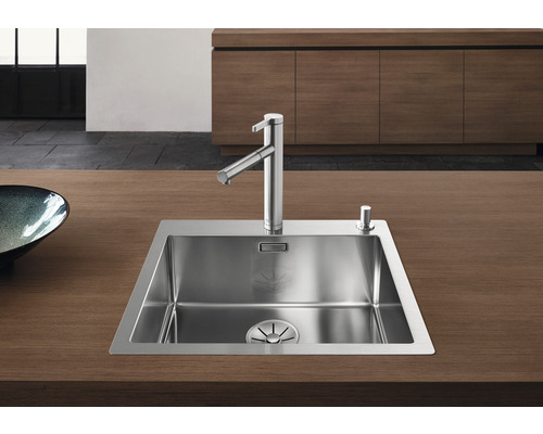 Évier en acier inoxydable avec robinet sur un plan de travail