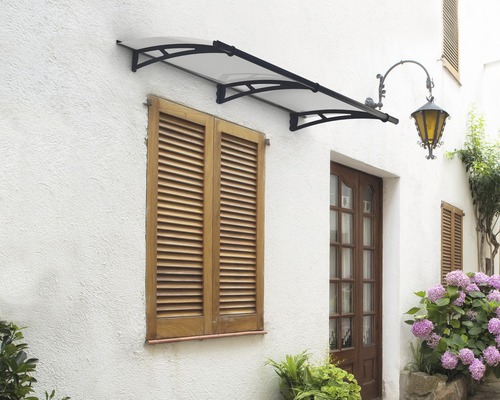 Façade d''une maison avec un auvent de porte, des volets et un éclairage extérieur