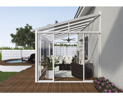 Terrasse moderne couverte avec meubles sur une terrasse en bois