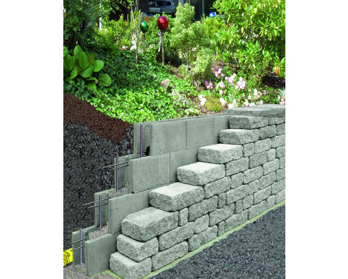 Gestaltung einer Gartenstützmauer mit Betonsteinen und Bewehrung