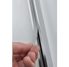Hand führt Dichtungsprofil in eine Aluminiumprofilschiene ein