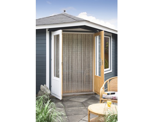 Pavillon de jardin avec double porte ouverte et rideau