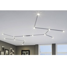 Deckenleuchte mit schwenkbaren Spots im Wohnraum