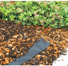 Gartenszene mit Mulch, Unkrautvlies und Bepflanzung