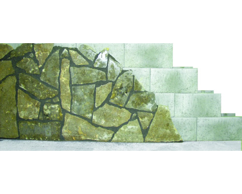 Dekorwand aus Stein mit Treppe aus Betonsteinen
