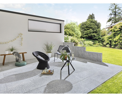 Terrasse avec mobilier de jardin et dalles en pierre