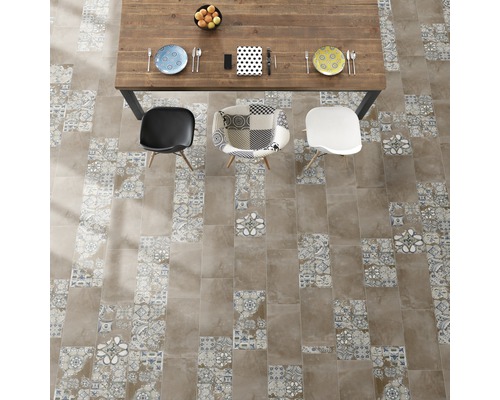 Vue de dessus d''une table à manger avec des chaises sur un sol carrelé avec des motifs.