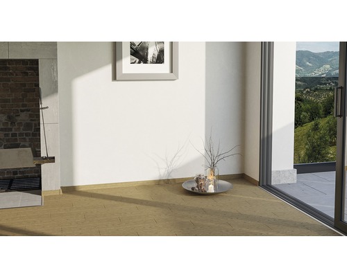 Pièce lumineuse avec revêtement de sol, cheminée et porte de terrasse