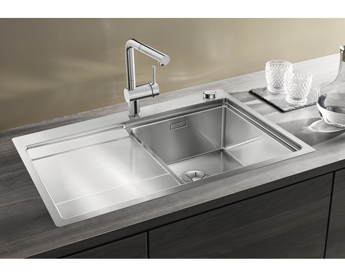 Évier en acier inoxydable avec égouttoir et robinet