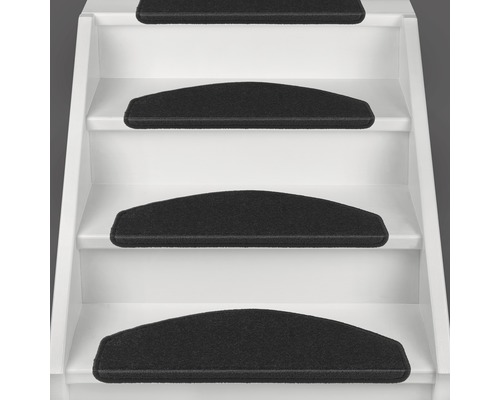 Treppe mit Treppenstufenmatten aus Stoff