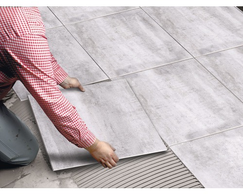 Carreleur posant des carreaux de sol