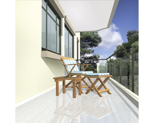 Balkon mit Holzmöbeln und gestreiften Polstern