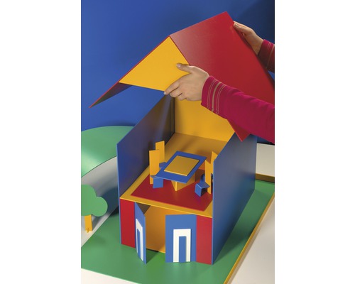Spielzeughaus aus Holz mit roten, gelben und blauen Elementen, das von Händen zusammengebaut wird.
