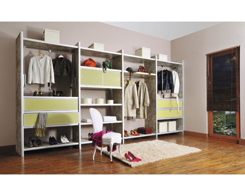 Begehbarer Kleiderschrank mit Regalen, Schubladen und Kleiderstangen in einem hellen, geräumigen Zimmer.