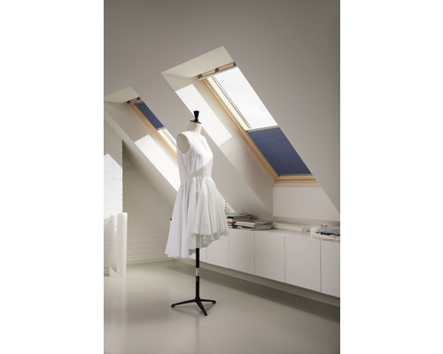 Grenier lumineux avec deux fenêtres de toit, stores et mannequin avec robe