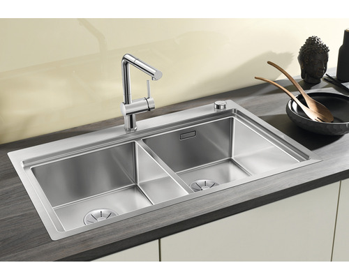 Évier avec deux cuves et robinetterie en acier inoxydable