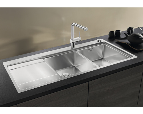 Évier en acier inoxydable avec égouttoir et robinet