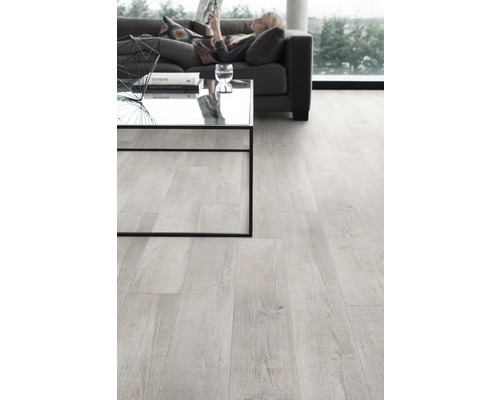 Revêtement de sol stratifié clair dans le salon