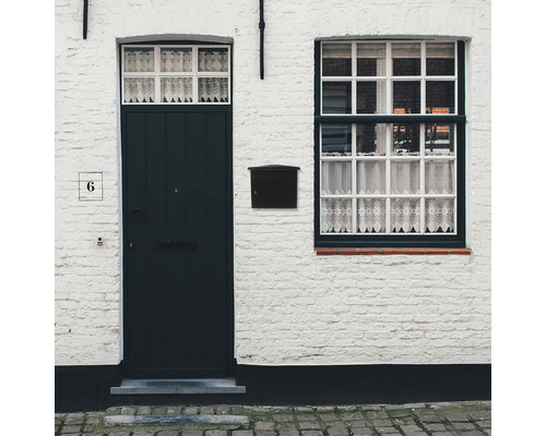 Hausfassade mit Briefkasten, Tür und Fenster