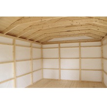 Intérieur d''un abri de jardin avec cadre en bois et poutres de plafond
