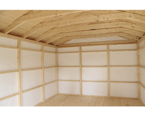Intérieur d''un abri de jardin avec cadre en bois et poutres de plafond
