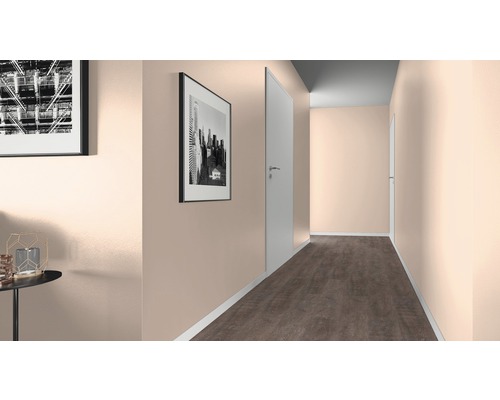 Couloir avec peinture murale, porte et cadres photo