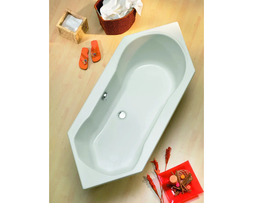Baignoire d''angle dans une salle de bain avec objets décoratifs