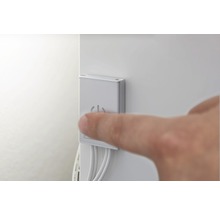 Finger drückt Netzschalter