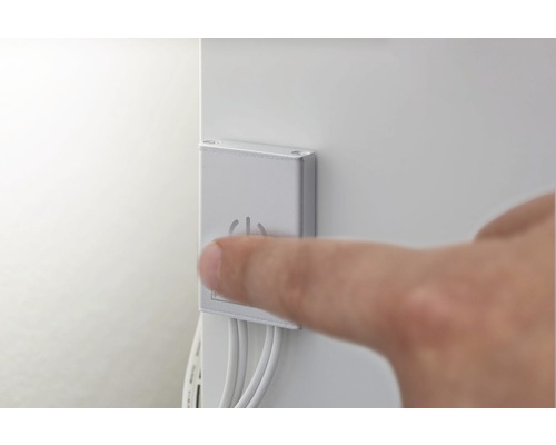 Finger drückt Netzschalter